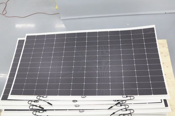 Max. Leistungstemperaturkoeffizient von -0,26% 580W 40V Flexibles monokristallines Solarpaneel mit polierter Pet-Beschichtung