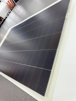 Mono-Photovoltaik-Dünnfilm-Flexible-Solarpaneel mit TUV ISO-Zertifikat und Paketgröße 228,00cm * 122,00cm * 0,30cm