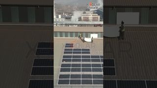 Wie werden flexible Module auf gebogene Dächer „geklebt“? Sehen Sie es deutlich in einer Serienaufnahme.